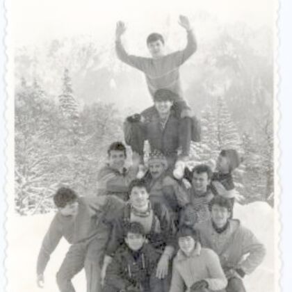 Grup de tineri în zăpadă