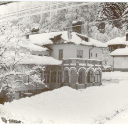 Cabană înzăpezită