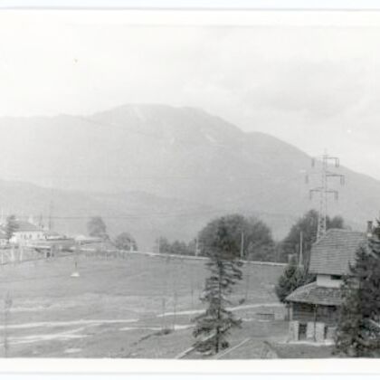 Peisaj urban la poalele Munților Carpați