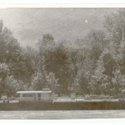 Ambarcațiune pe malul Dunării