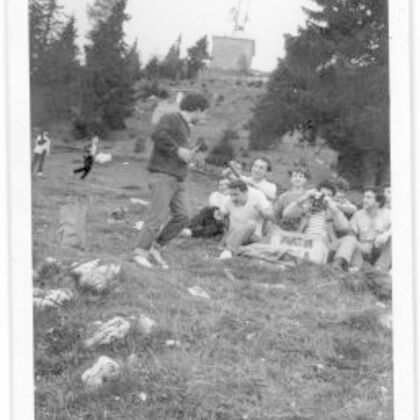 În vârful dealului