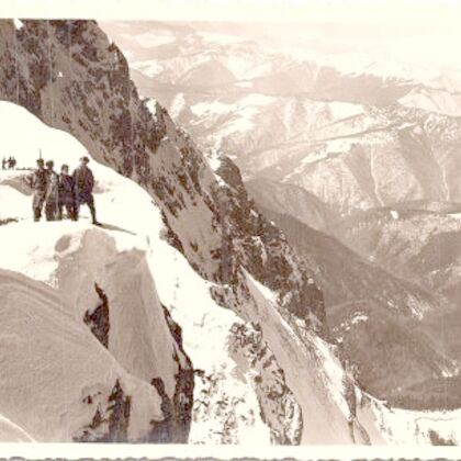 Drumeți în zăpadă