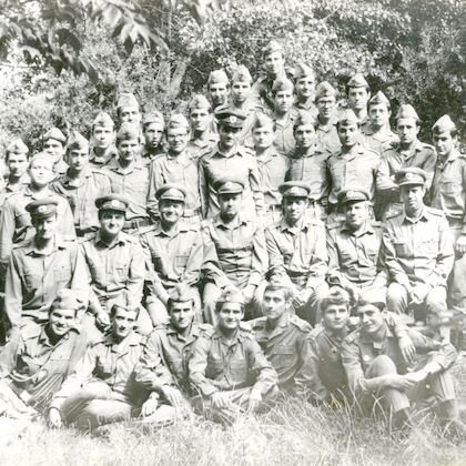 Tineri militari în pădure