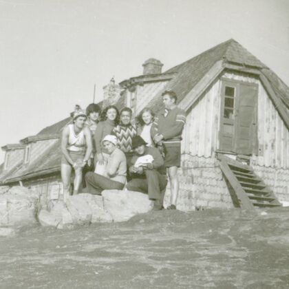Grup de oameni la cabană