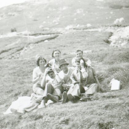 Grup de oameni la munte