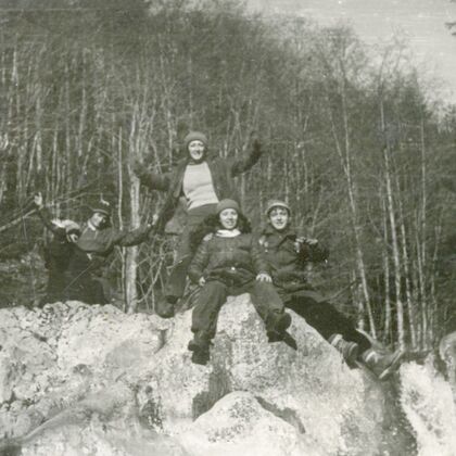 Grup de oameni în pădure
