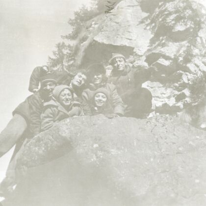 Grup de oameni pe stâncă