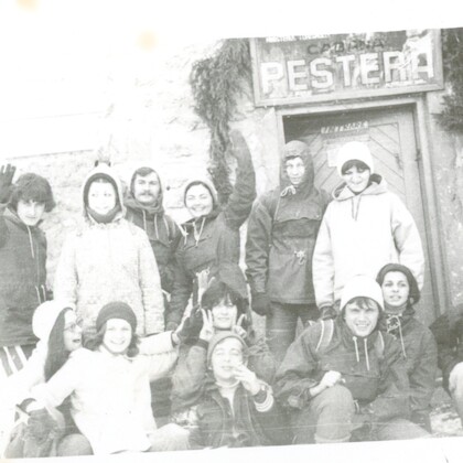 Grup de oameni la Cabana Peștera