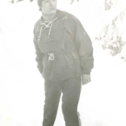 Bărbat prin zăpadă