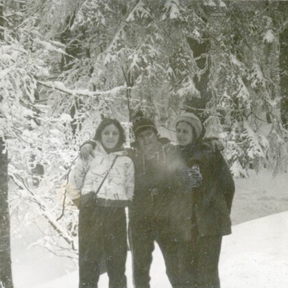 Grup de oameni în pădure