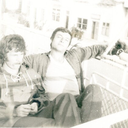 Grup de bărbați pe terasă