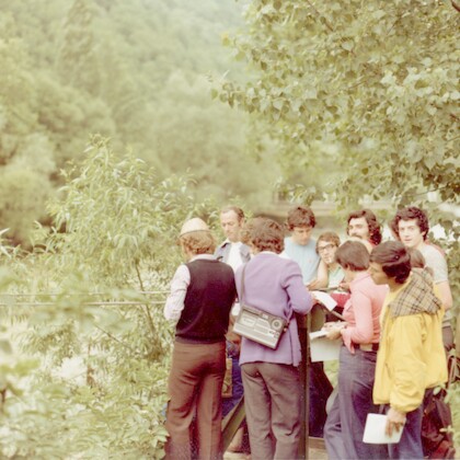 Grup de oameni la marginea lacului