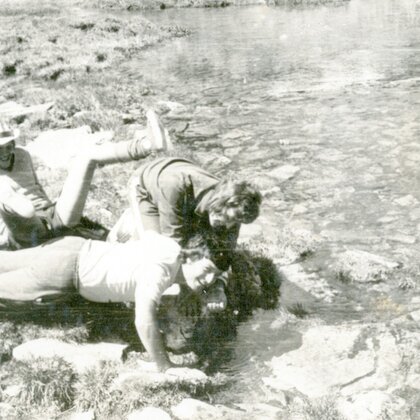 Grup la marginea lacului