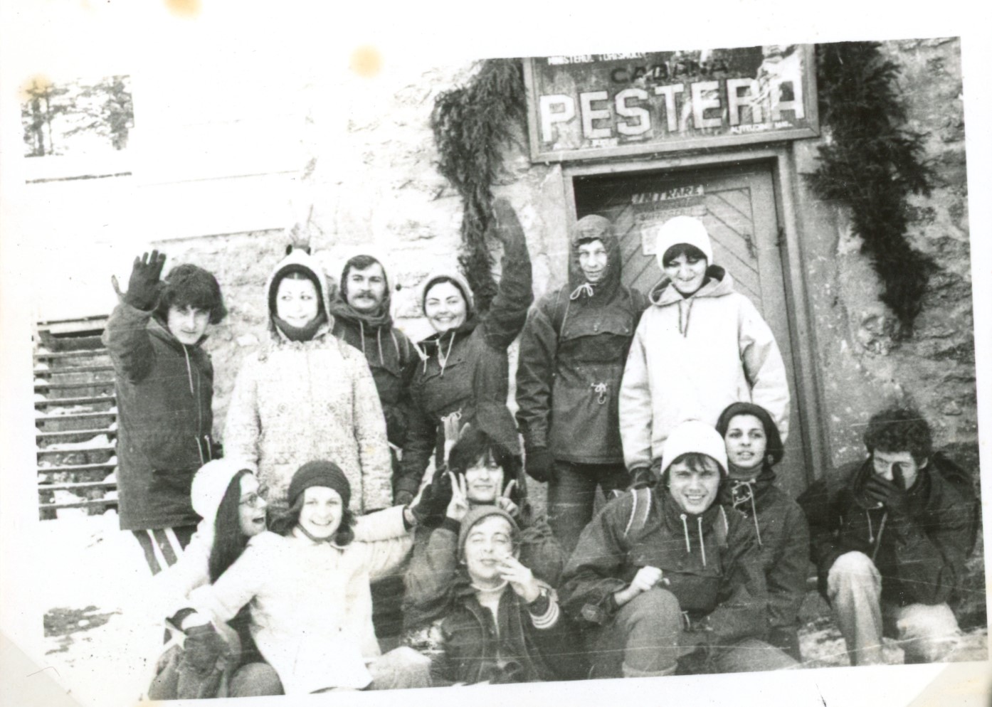 Grup de oameni la Cabana Peștera