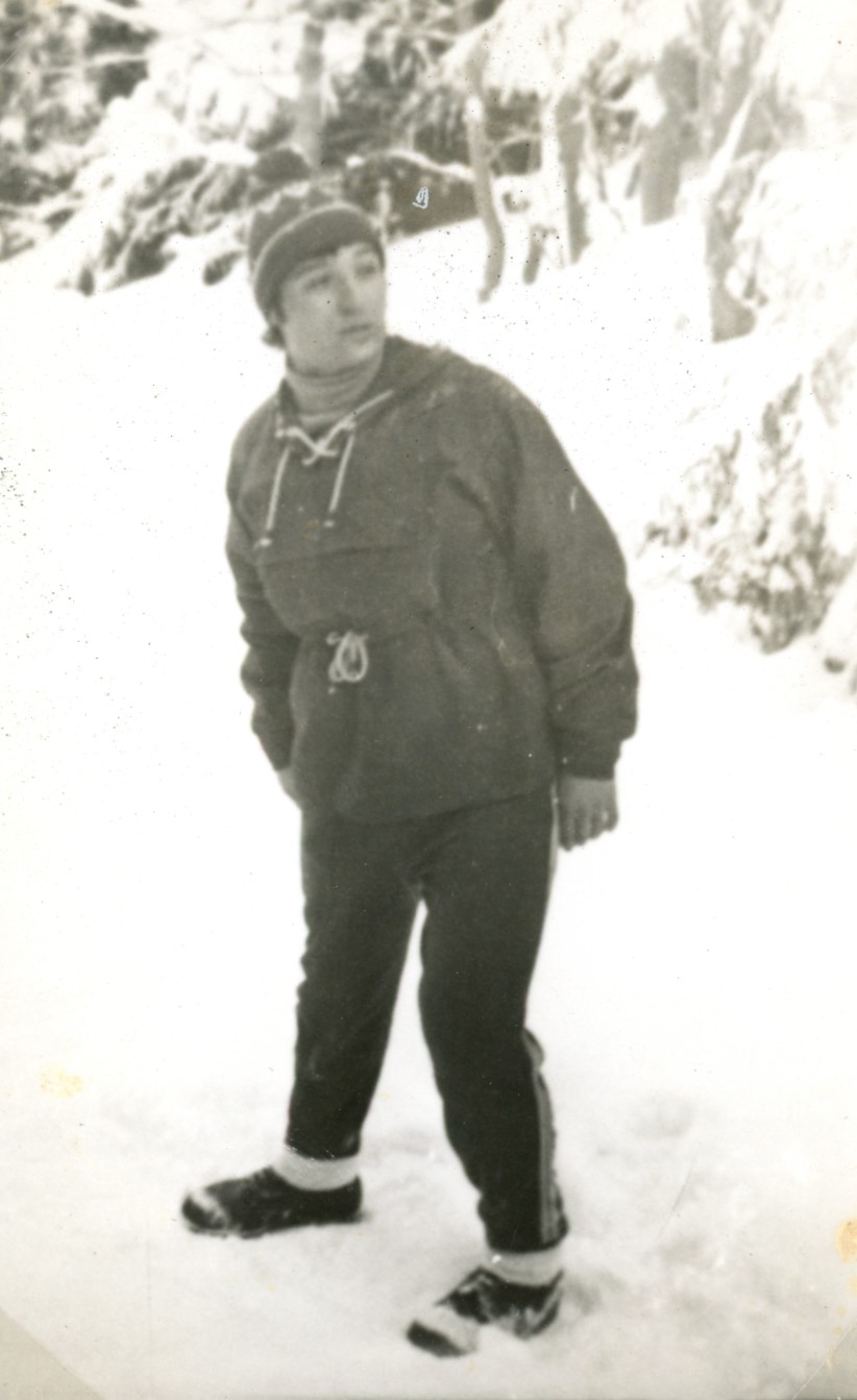 Bărbat prin zăpadă