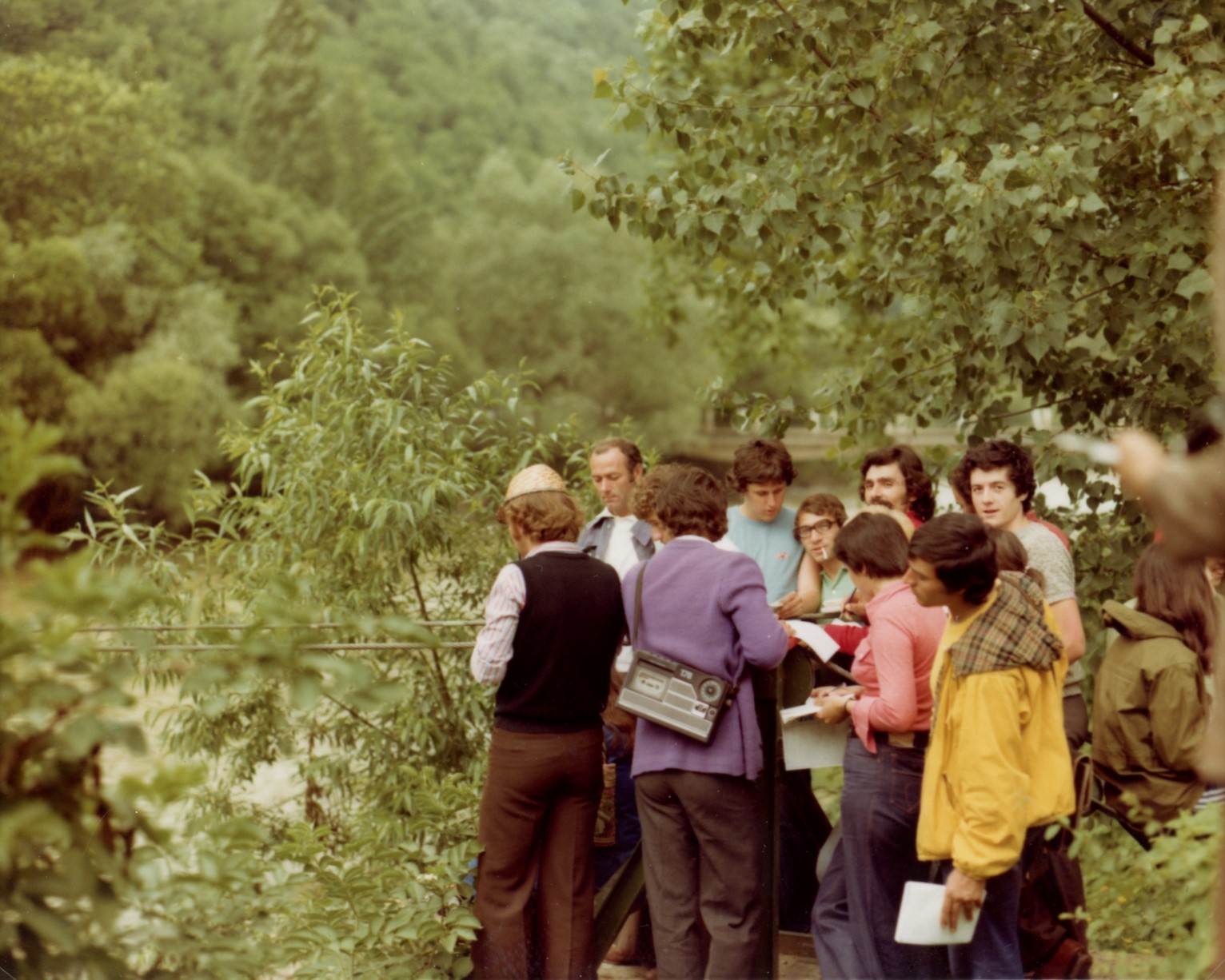 Grup de oameni la marginea lacului