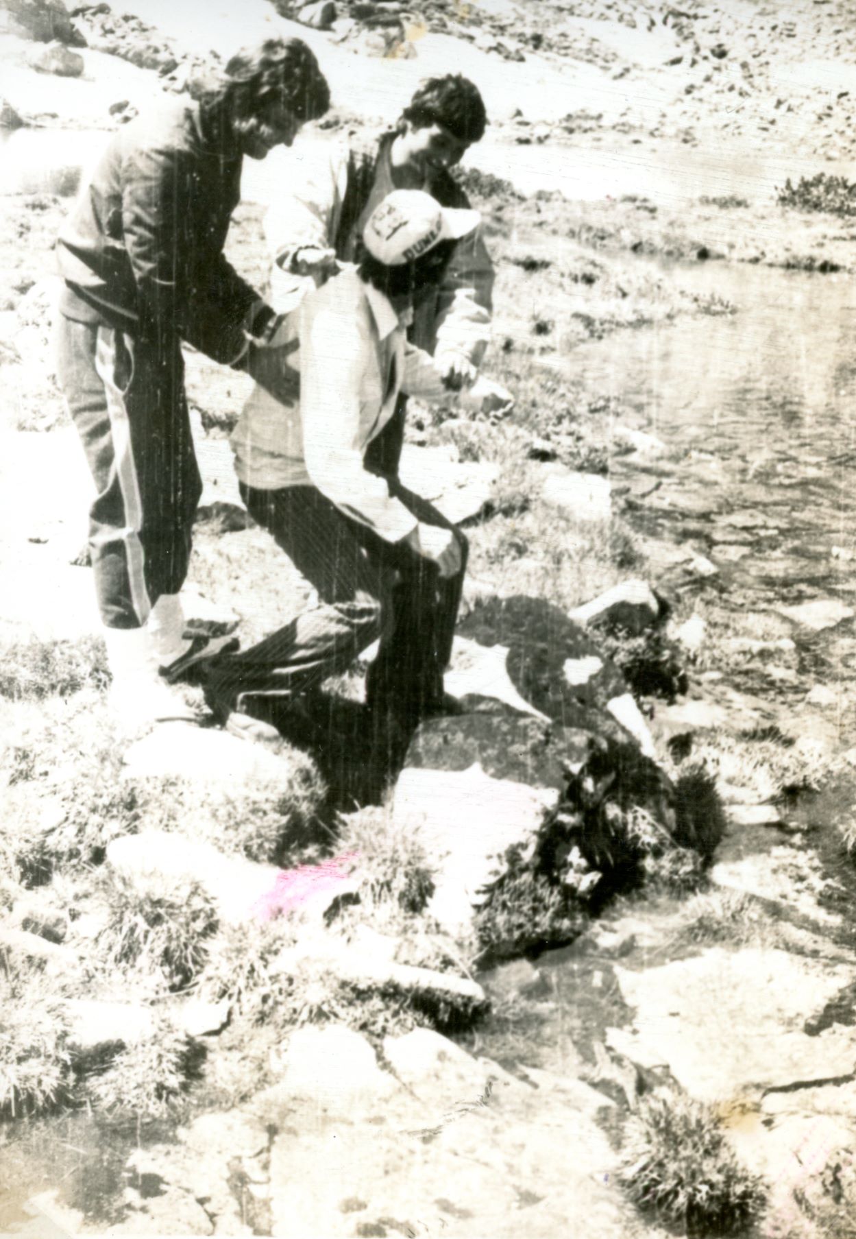 Grup la marginea lacului