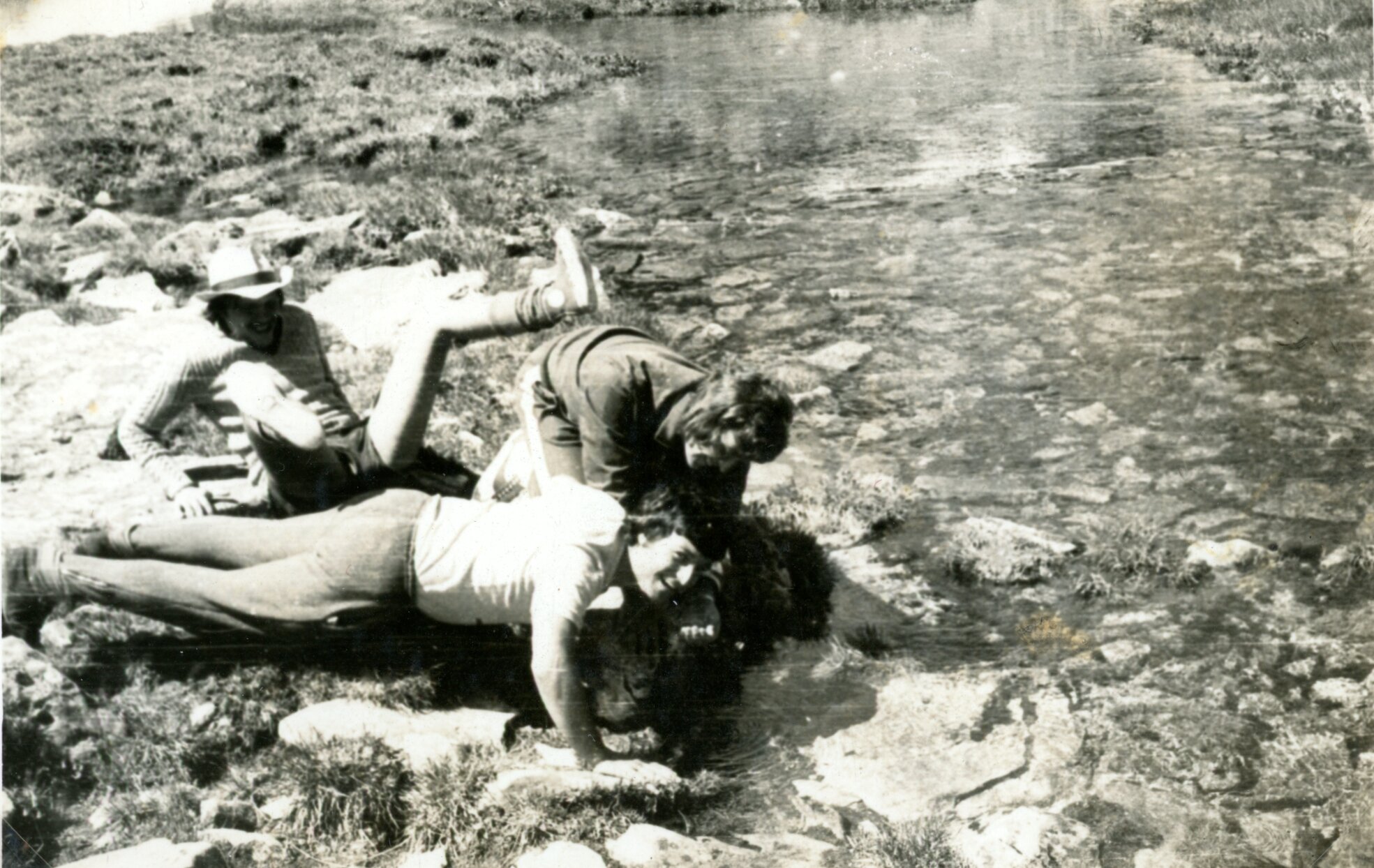 Grup la marginea lacului